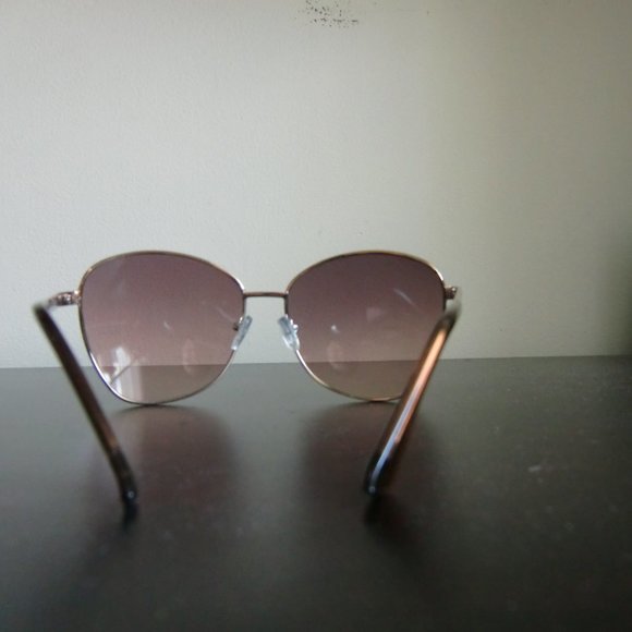 💜2/$25💜 NEW Gold Sunglasses - Picture 4 of 7